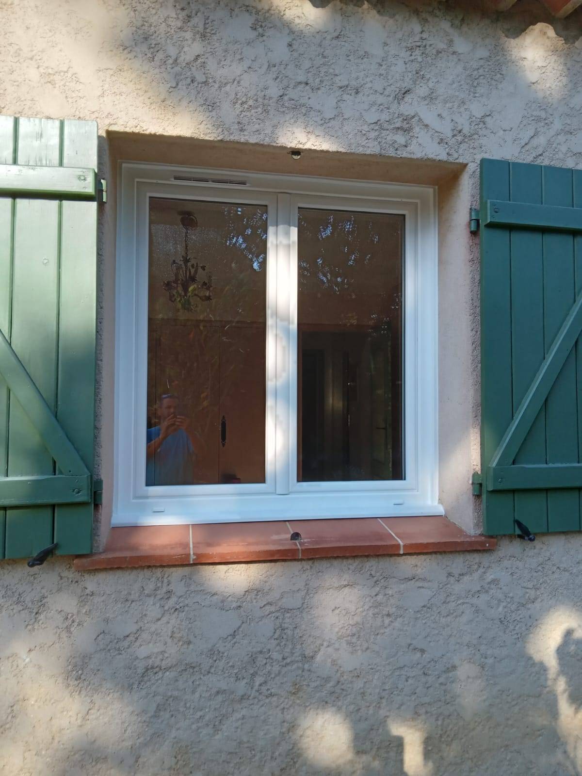 Installation de deux fenêtres bloc baie en pvc à Sainte-Maxime dans le  Golfe de Saint-Tropez - Entreprise de menuiserie à Cogolin dans le Var (83)  - ACL Menuiserie